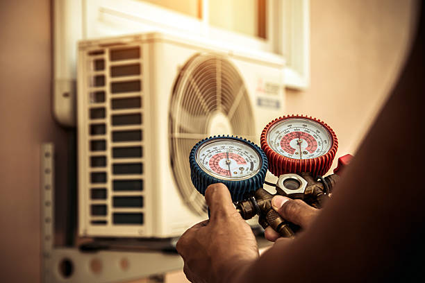 Professional Hvac technician working in Hampton, TN